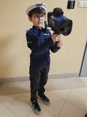 ZWYCIĘZCA KONKURSU „KRZYŻÓWKA” ODEBRAŁ NAGRODY I MÓGŁ ZASIĄĆ W FOTELU KOMENDANTA MIEJSKIEGO POLICJI