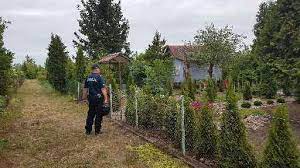 dzielnicowy kontroluje ogródki działkowe