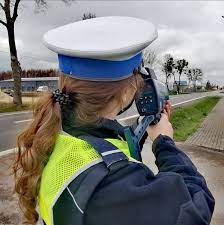 policjantka kontroluje prędkość