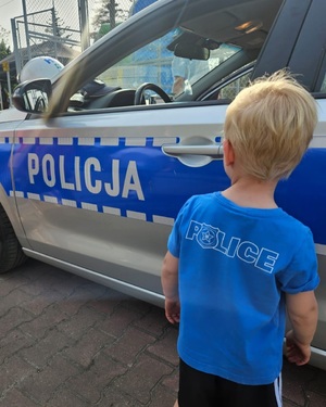 policjanci z dziećmi - nauka bezpieczeństwa