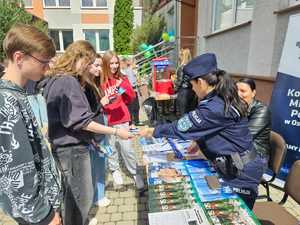 OSTROŁĘCCY POLICJANCI WZIĘLI UDZIAŁ W DNIACH OTWARTYCH WI LO CN-B IM. POLSKICH SPADOCHRONIARZY, GDZIE PROMOWALI SWOJĄ SŁUŻBĘ