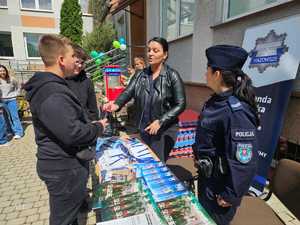 OSTROŁĘCCY POLICJANCI WZIĘLI UDZIAŁ W DNIACH OTWARTYCH WI LO CN-B IM. POLSKICH SPADOCHRONIARZY, GDZIE PROMOWALI SWOJĄ SŁUŻBĘ