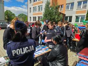 OSTROŁĘCCY POLICJANCI WZIĘLI UDZIAŁ W DNIACH OTWARTYCH WI LO CN-B IM. POLSKICH SPADOCHRONIARZY, GDZIE PROMOWALI SWOJĄ SŁUŻBĘ