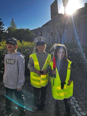 spotkanie profilaktyczne policjantki z dziećmi