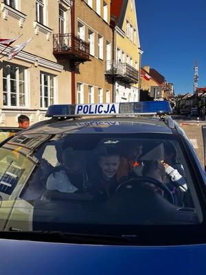 spotkanie profilaktyczne policjantki z dziećmi