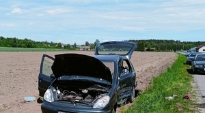 uszkodzone pojazdy po zdarzeniu drogowym