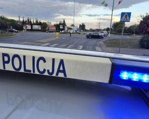 policjant kieruje ruchem na miejscu zdarzenia drogowego