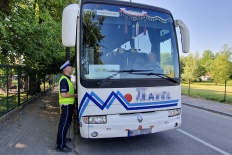 Policjant kontroluje autobus