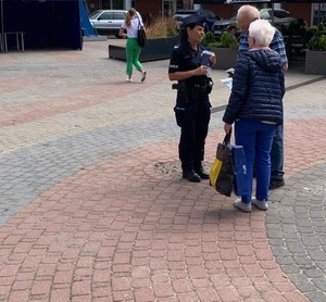 Policjanci spotkali się z mieszkańcami, aby rozmawiać o ich bezpieczeństwie - VI Europejski Dzień Przeciwdziałania Włamaniom do Domów na terenie Ostrołęki i powiatu ostrołęckiego