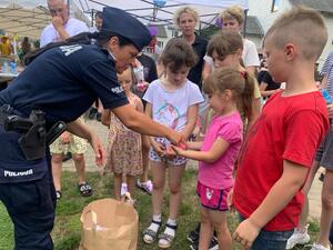 policjanci uczą bezpieczeństwa na pikniku rodzinnym