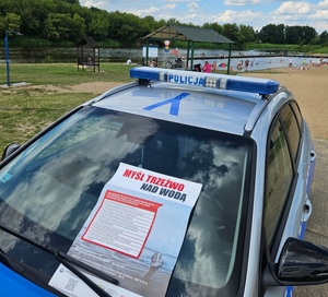 Policjanci z Ostrołęki czuwają nad bezpieczeństwem wypoczywających nad wodą - kontrolują też tzw. czarne punkty