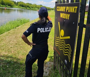 Policjanci z Ostrołęki czuwają nad bezpieczeństwem wypoczywających nad wodą - kontrolują też tzw. czarne punkty