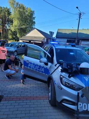 Policjanci z Wydziału Prewencji KMP w Ostrołęce uczą bezpieczeństwa na piknikach i festynach