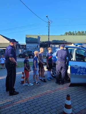 Policjanci z Wydziału Prewencji KMP w Ostrołęce uczą bezpieczeństwa na piknikach i festynach