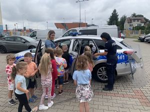 spotkanie profilaktyczne policjantki z dziećmi