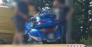 Motocykl stojący na "lawecie"