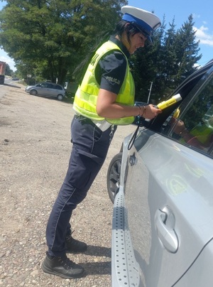 Policjanci badają trzeźwość kierowców