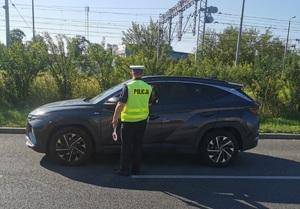 Policjanci badają trzeźwość kierowców