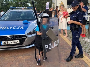 Policjanci z Ostrołęki uczą bezpieczeństwa na piknikach i festynach