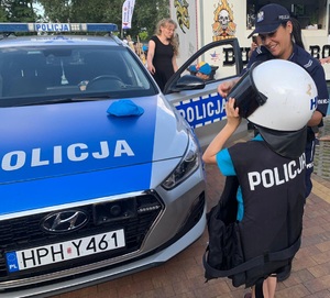 Policjanci z Ostrołęki uczą bezpieczeństwa na piknikach i festynach