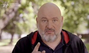 mężczyzna, który podnosi palec wskazujący