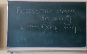 Policjanci z Ostrołęki dbają o bezpieczeństwo uczniów w ramach działań &quot;BEZPIECZNA DROGA DO SZKOŁY’’