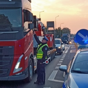 Policjanci kontrolują trzeźwość kierowców