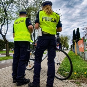 umundurowani policjanci kontrolują rowerzystę