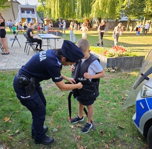 Policjanci z Ostrołęki uczą bezpieczeństwa na piknikach i festynach