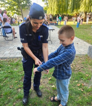 Policjanci z Ostrołęki uczą bezpieczeństwa na piknikach i festynach