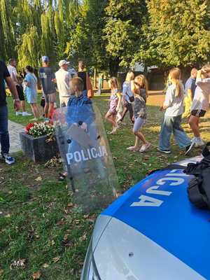 Policjanci z Ostrołęki uczą bezpieczeństwa na piknikach i festynach