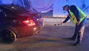 policyjna akcja w celu zapewnienia odpoczynku nocnego mieszkańcom oraz bezpieczeństwa na drodze