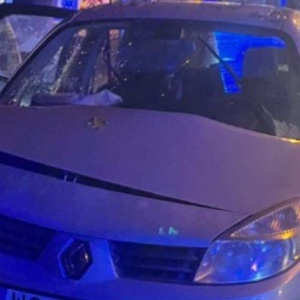 uszkodzone renault po uderzeniu w drzewo