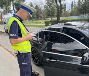 policjanci kontrolują stan techniczny samochodów