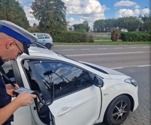 policjanci kontrolują stan techniczny samochodów