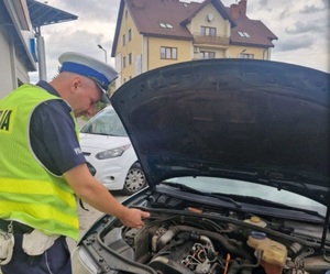 policjanci kontrolują stan techniczny samochodów