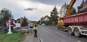 Ostrołęccy policjanci pomagają mieszkańcom na terenach dotkniętych powodzią