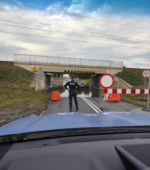 Ostrołęccy policjanci pomagają mieszkańcom na terenach dotkniętych powodzią