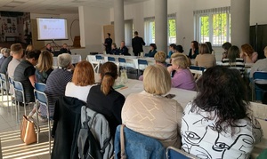 Policjanci rozmawiają z mieszkańcami podczas debaty społecznej