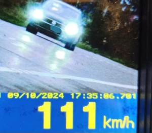 Ekran laserowego miernika prędkości, zarejestrowana na nim prędkość 111km/h