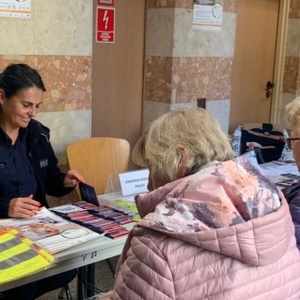 policjanta rozmawia z seniorką w ZUS