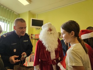 policjanci przygotowali prezenty dla małych pacjentów ostrołęckiego szpitala