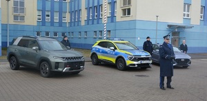 Przekazanie nowych radiowozów dla ostrołęckich policjantów