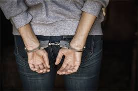 kajdanki założone na ręce z tyłu