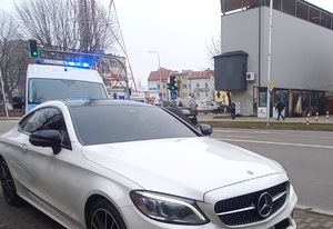 mercedes z przyciemnionymi niezgodnie z prawem szybami