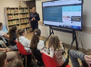 Policjantka prowadzi zajęcia profilaktyczne z dziećmi w ramach działań "Bezpieczne ferie"