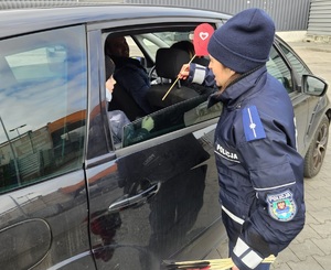 Walentynki z ostrołęcką policją-akcja „Z MIŁOŚCI DO BEZPIECZEŃSTWA”