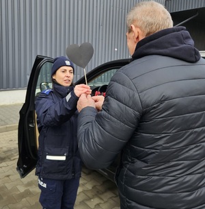 Walentynki z ostrołęcką policją-akcja „Z MIŁOŚCI DO BEZPIECZEŃSTWA”