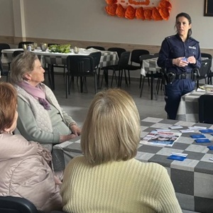 Spotkanie policjantki z seniorami