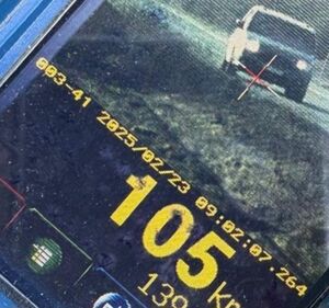 Ekran laserowego miernika prędkości z zarejestrowaną prędkością 105km/h